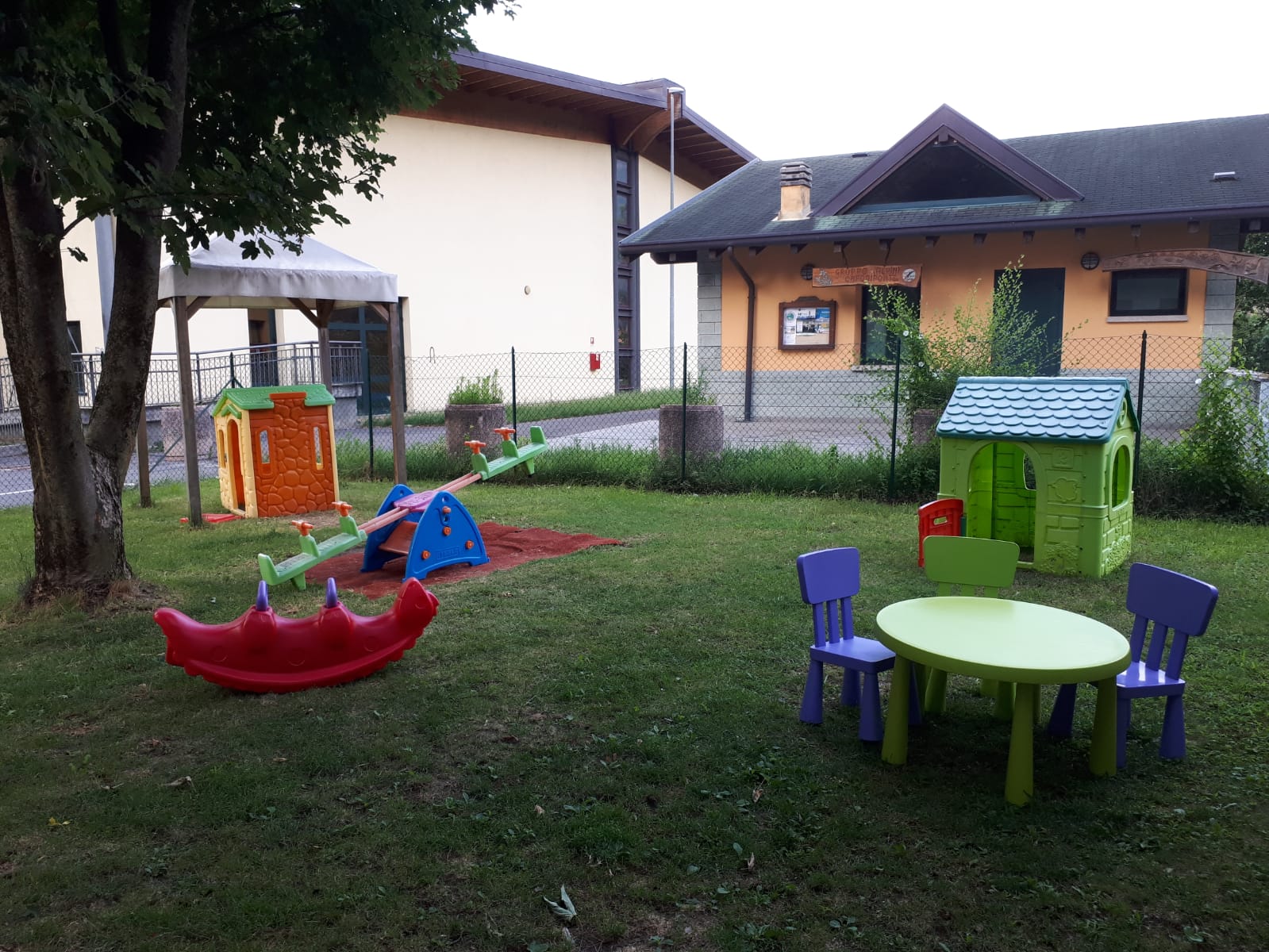 spazio verde adiacente all’asilo, dove i bambini possono giocare in sicurezza. Nello spazio sono presenti anche dei giochi da giardino adeguati all’età